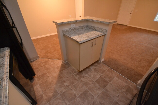 Building Photo - 1/1 Condo in GATED ~ LAKEFRONT community i...