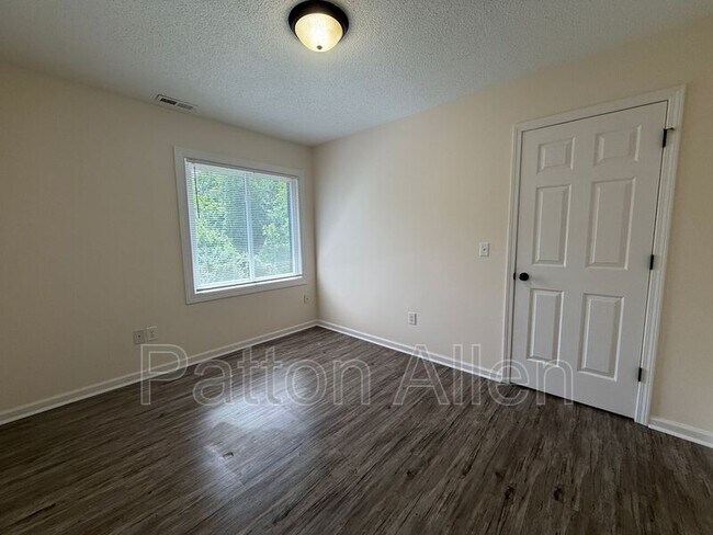 Building Photo - 20 Dawnwood Cir