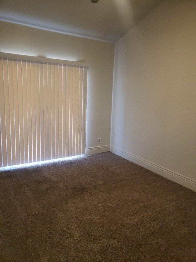 Building Photo - Adorable Spacious 3 Bdrm 3 Bath Home