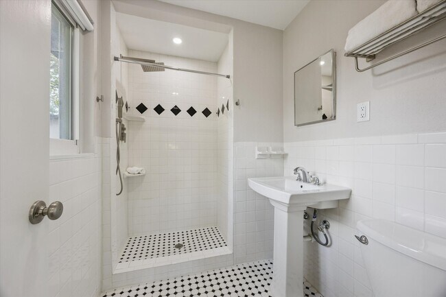 Building Photo - 8621 Bob White Dr