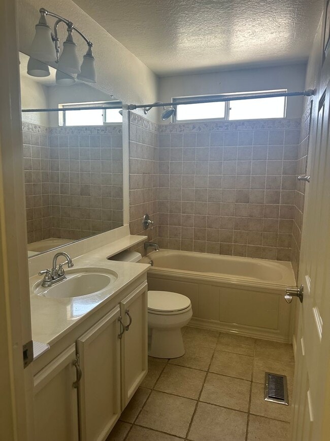 Building Photo - 4 Bedrom 2.5 baths Beauty