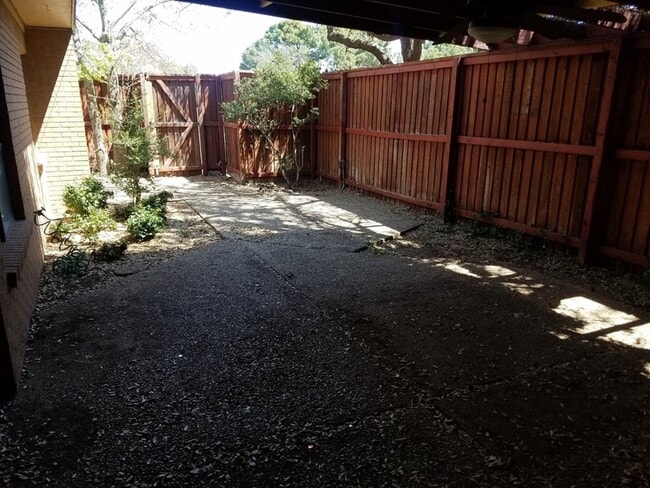 Building Photo - 1400 Pebble Ct