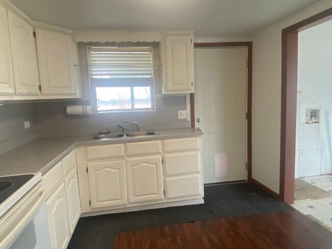 Building Photo - 2 BEDROOM COUNTRY LIVING