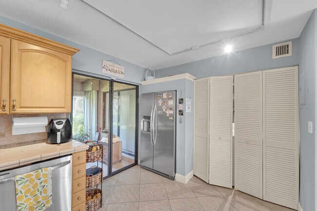 Building Photo - 261 Wimbledon Lakes Dr