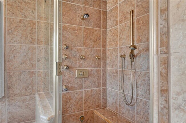 Building Photo - Toro Sunshine Expansive 4 Bed/ 3 Bath Home!