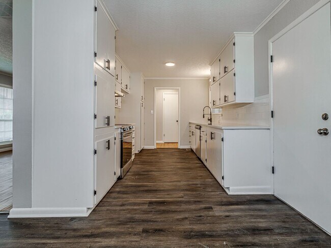 Building Photo - Move in special / First months rent is $800