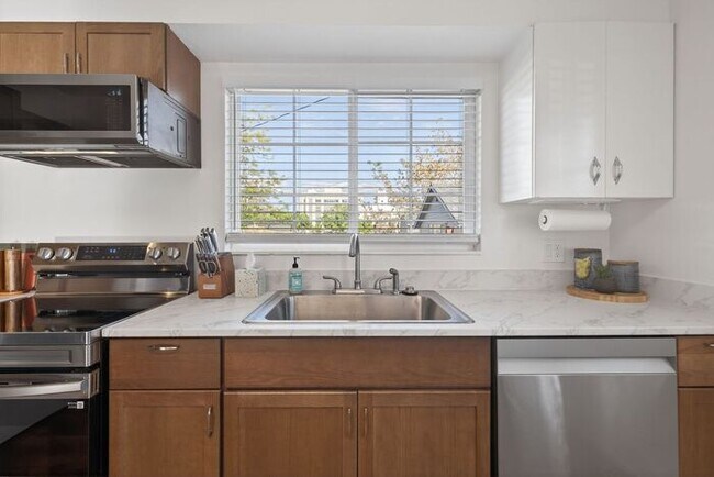Building Photo - The Biggest Little BnB, Fully Furnished Vacation Rental!