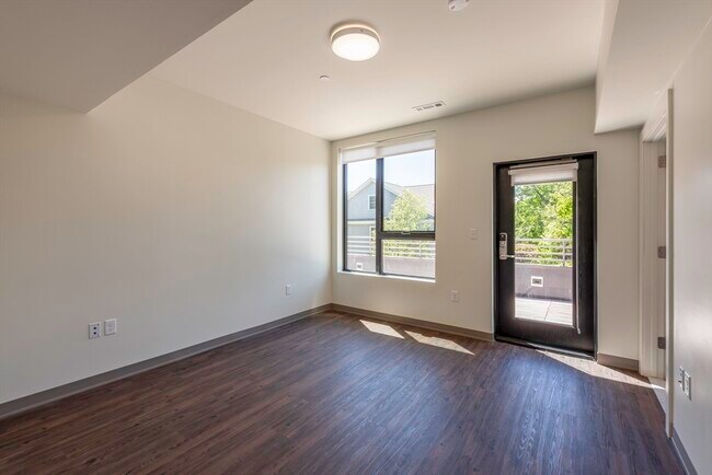 Building Photo - 166 Main St