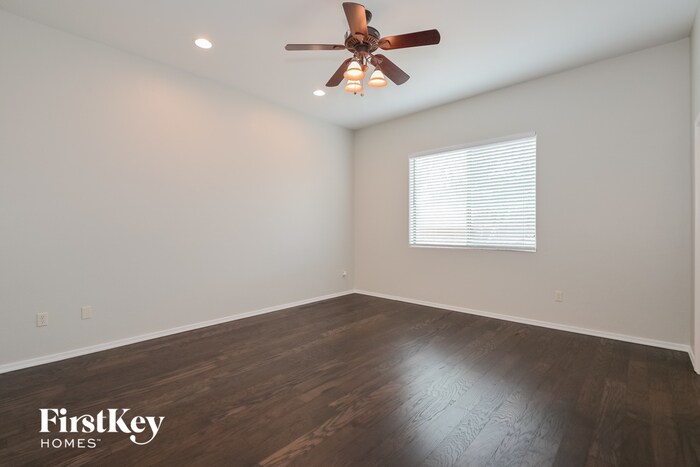 Building Photo - 10423 S Painted Mare Dr