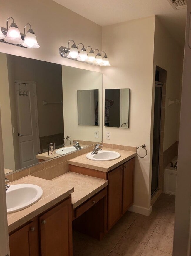 Building Photo - Grab this Spacious 4 Bedroom 2.5 Bath Townhouse