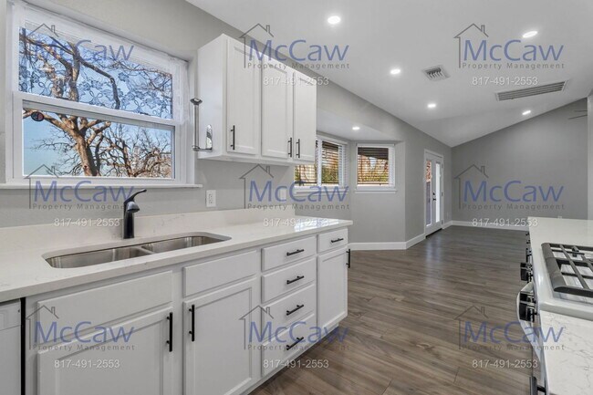 Building Photo - 706 Janann St