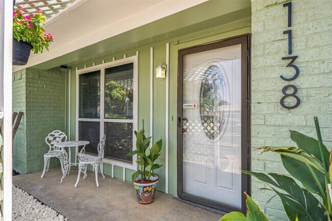 Building Photo - Beautifully crafted 3 Bed 2 Bath home in L...