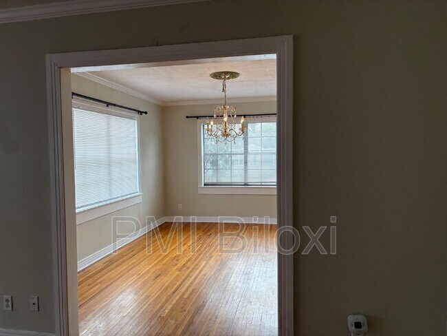 Building Photo - 391 Rodeo Dr