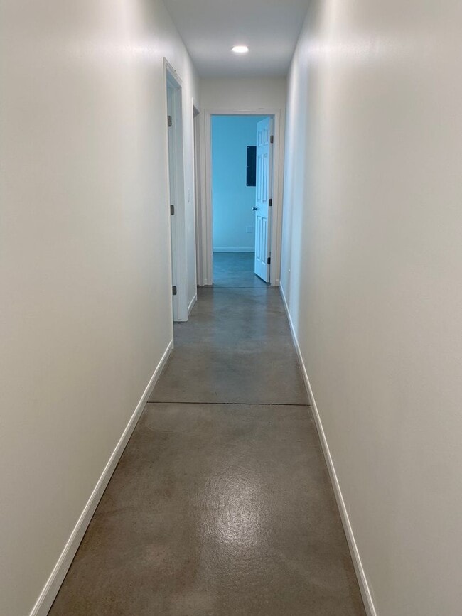 Building Photo - 3 Bedroom 2 bath Duple with Garage - Close...