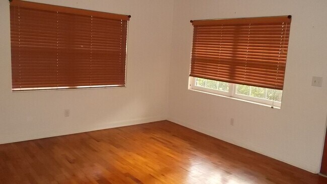Building Photo - Charming Home With Many Upgrades