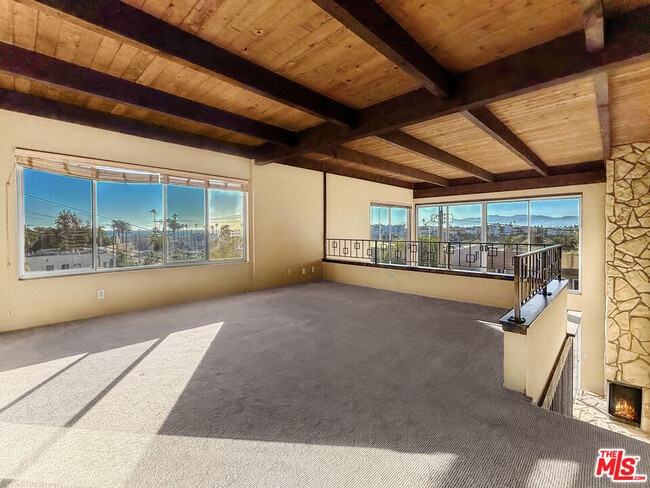 Building Photo - 364 Pershing Dr