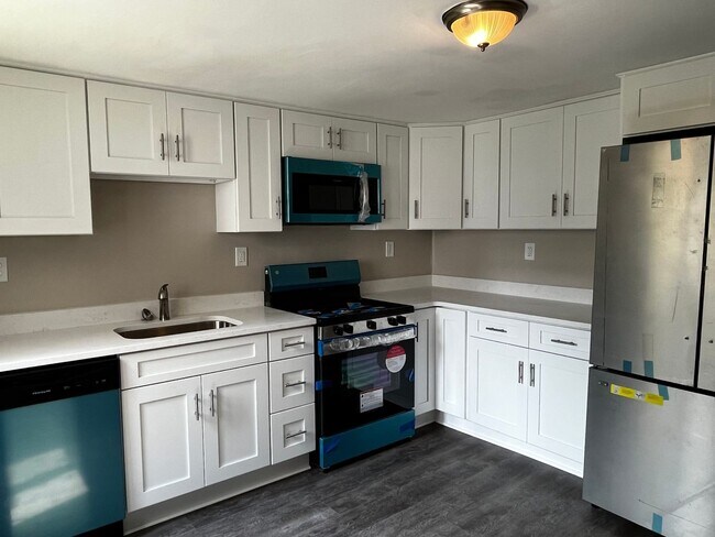 Building Photo - Renovated 2BD/1BATH House - Off-Street Parking, Laundry, AC