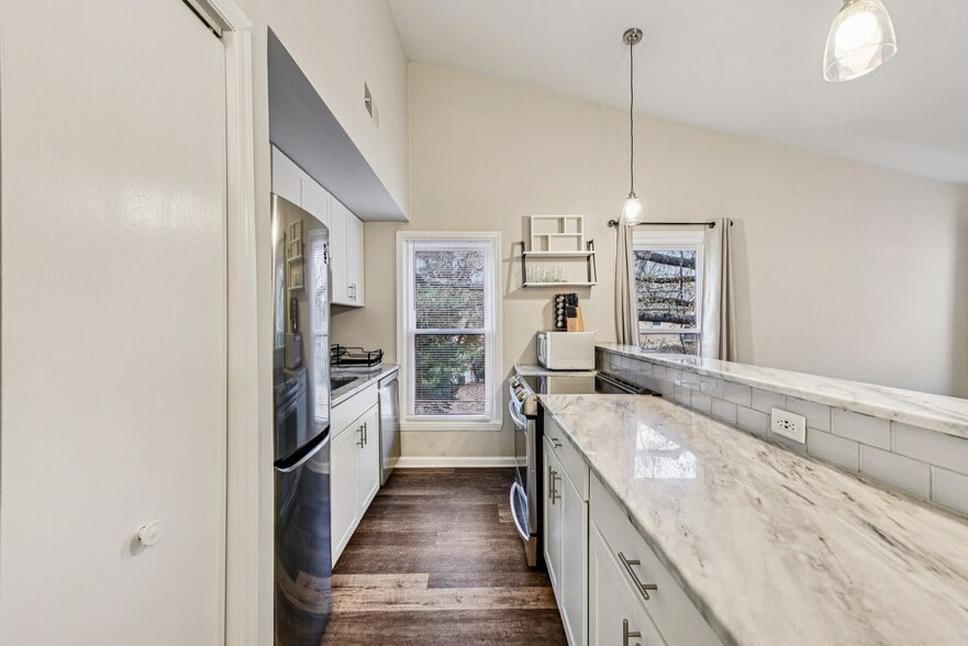 Building Photo - 430 Queens Rd