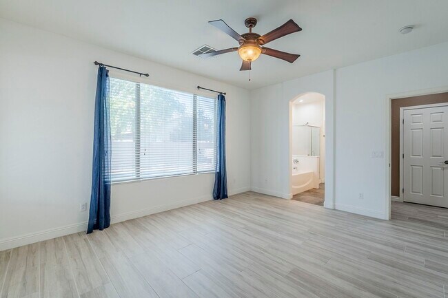 Building Photo - 2407 W Fawn Dr