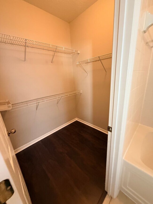 Building Photo - 1110 Oak Pond Dr