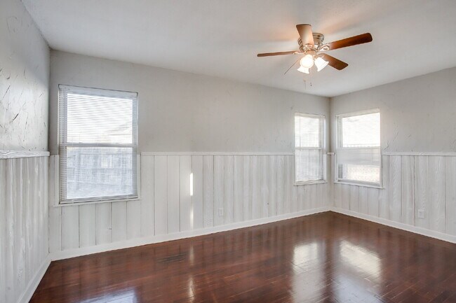 Building Photo - Spacious Three Bedroom Home With Modern Fl...