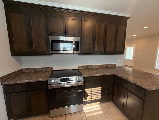 Building Photo - LEASING FOR FALL 2027 3 Bed/3 Bath Forest Lake Home less than a mile from campus!