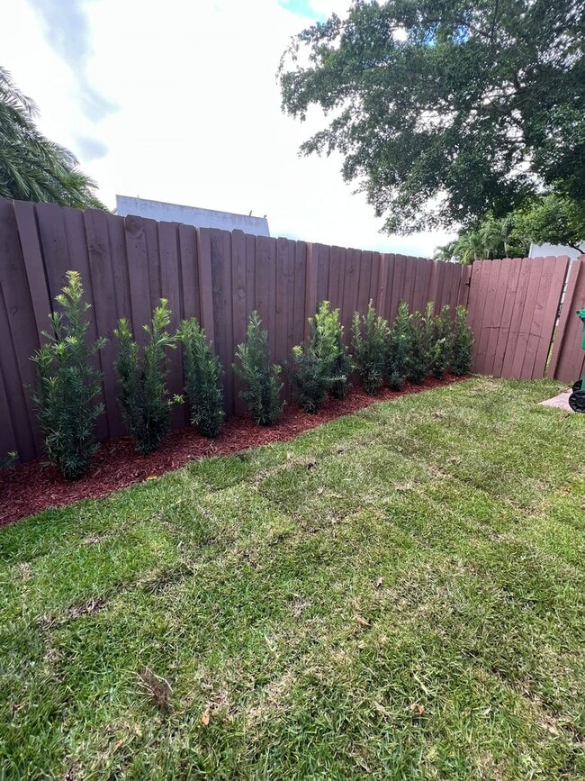 Building Photo - Corner Townehome 3Bed /2Bath