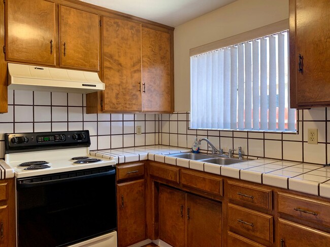 Building Photo - 1640 Clearview Dr