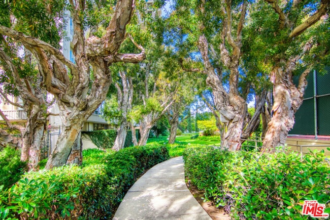 Building Photo - 2160 Century Pk E