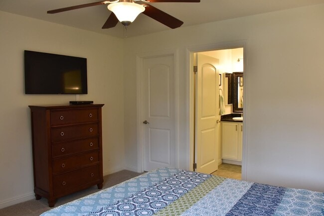 Building Photo - Unfurnished - Upgraded Condo -The Bluffs a...