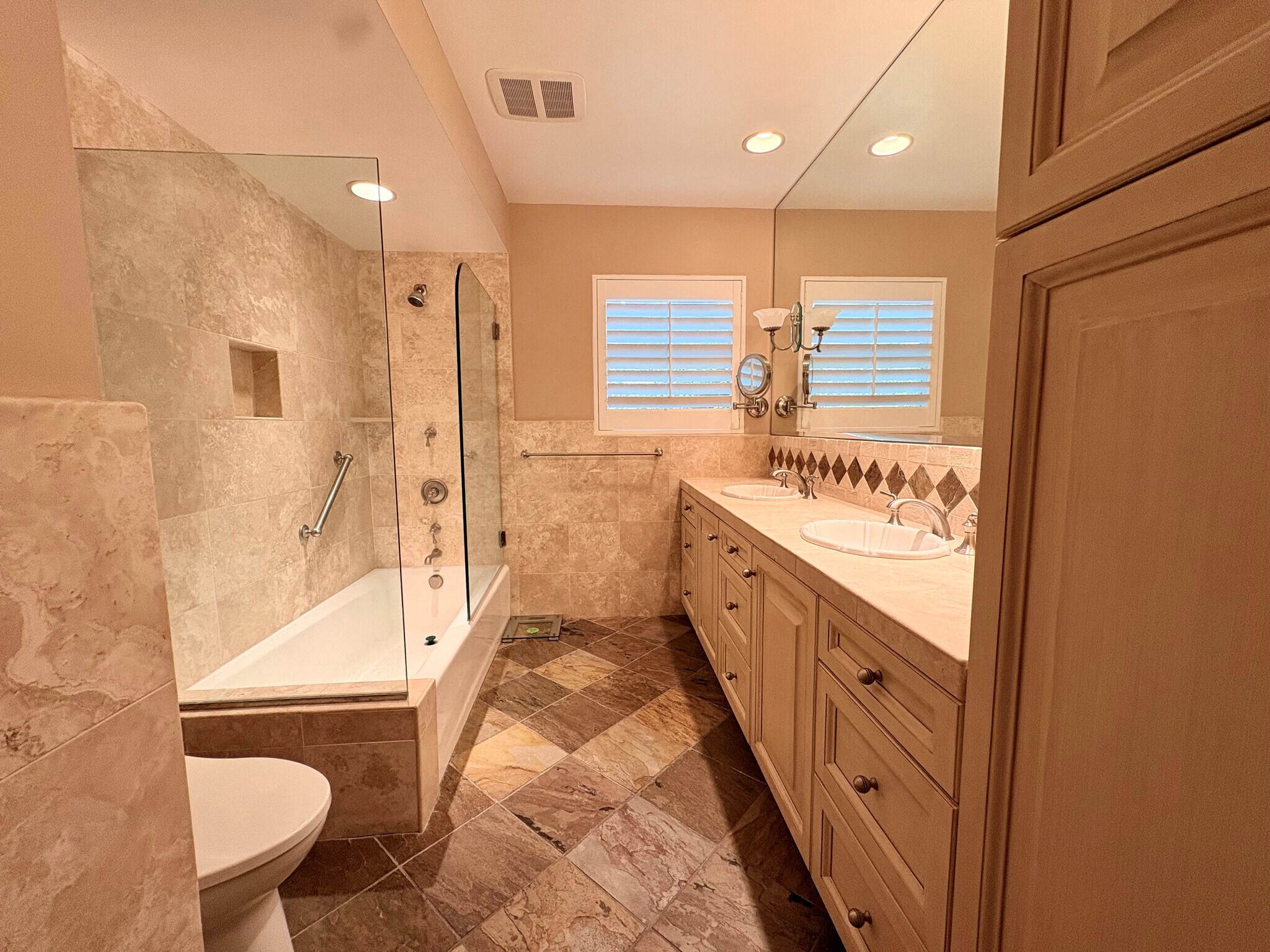 Hallway bath - 752 S El Monte Ave