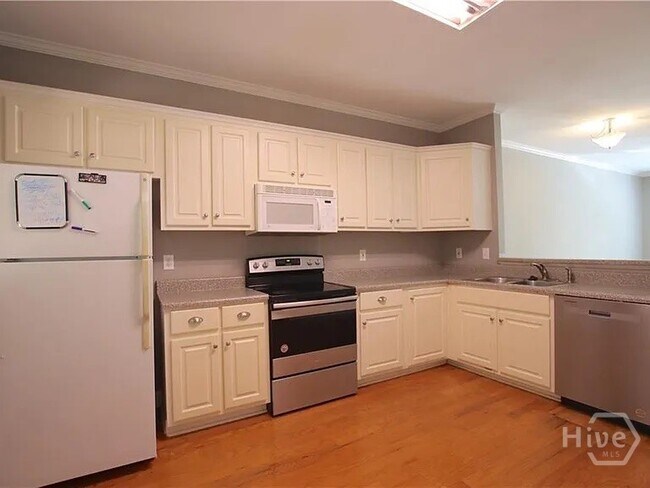 Building Photo - 460 S Barnett Shoals Rd