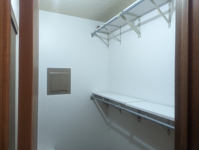 Building Photo - 1613 Lyndhurst W Dr