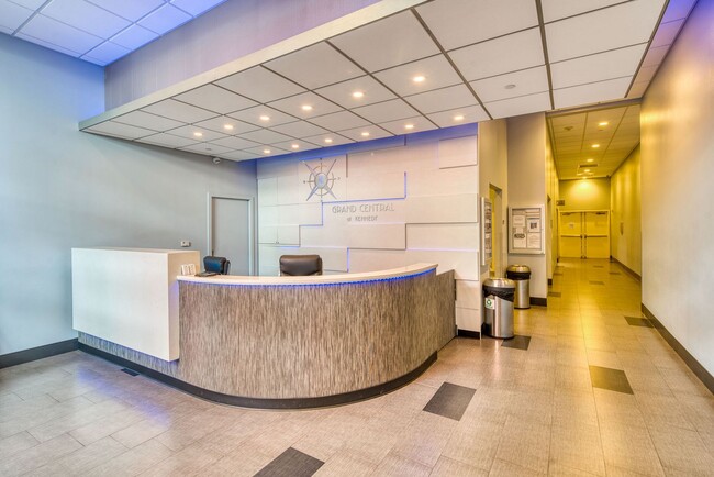 Building Photo - Freshly Painted Upscale 2/1 Condo in amazi...