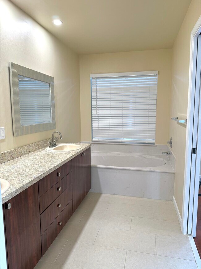 Building Photo - 18292 Clear Brook Cir