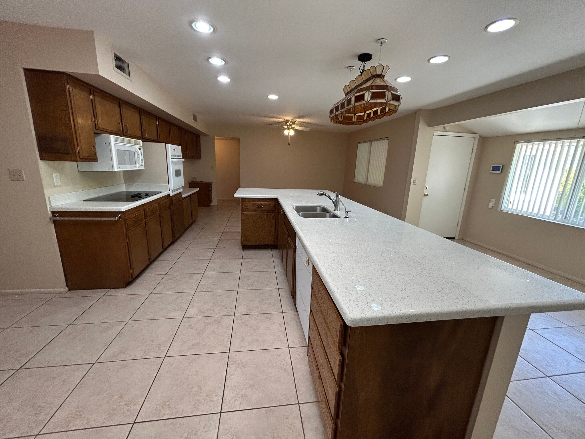 Building Photo - 10615 W Cheryl Dr
