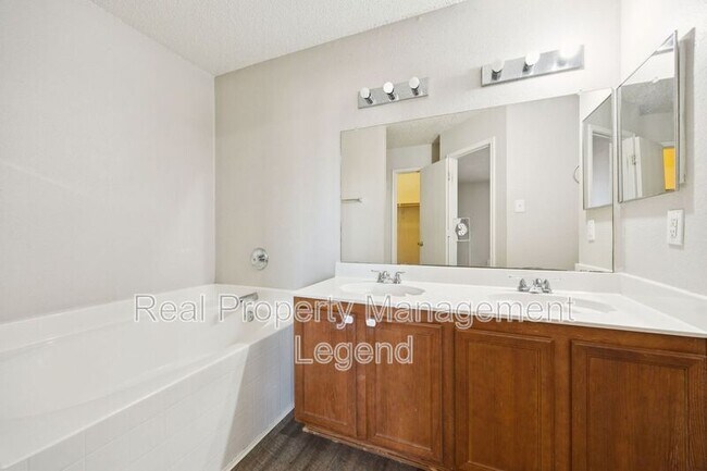 Building Photo - 2900 Sheridan Ln