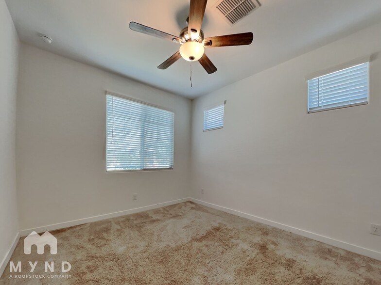 Building Photo - 17027 W Echo Ln