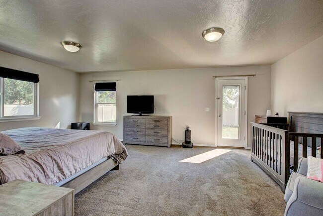 Building Photo - Beautiful 6 bed 2.5 bath home located in t...