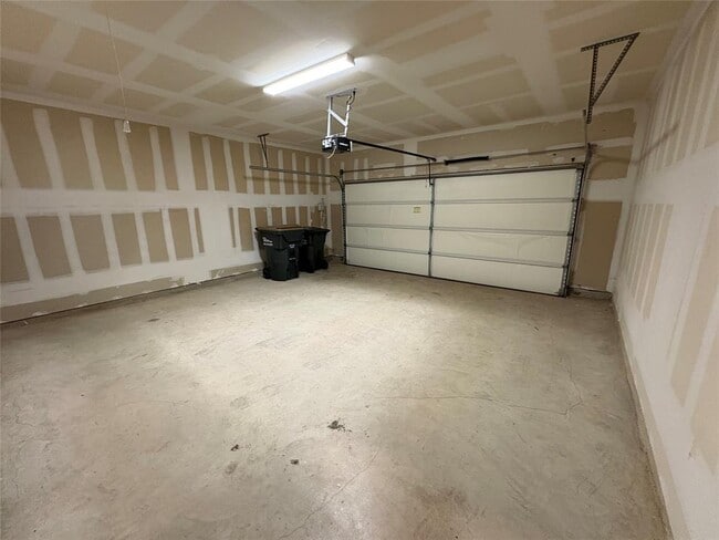 Building Photo - 147 Mary Max Cir