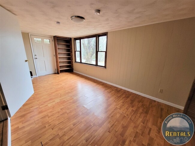 Building Photo - 2 Bedroom Right in Town!