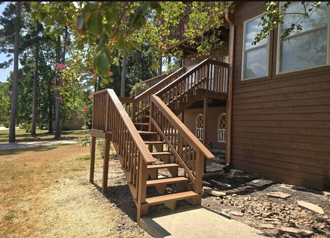 Building Photo - 330 Holiday Ln