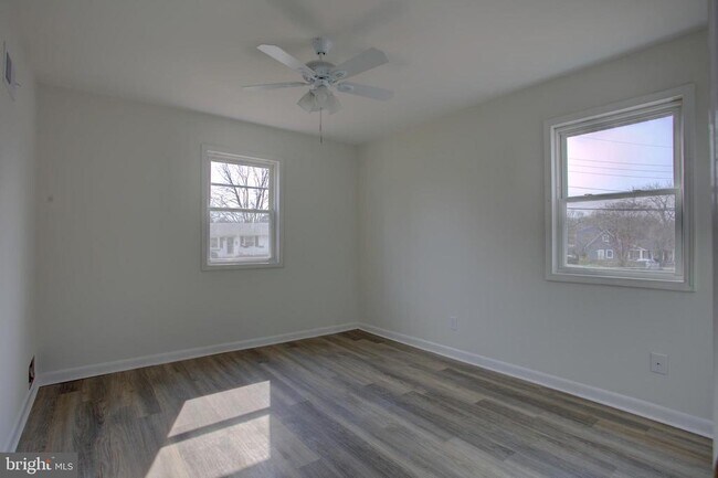 Building Photo - 232 Cabbel Dr