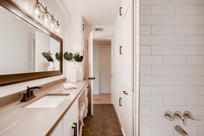 Building Photo - 5325 Western Hills Dr