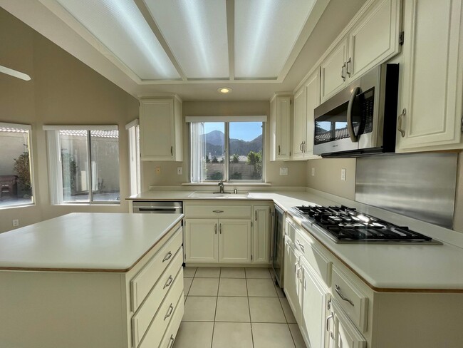 Building Photo - AVAILABLE NOW  ! LOVELY 3 Bedroom/ 2 Bathroom Home in Laguna De La Paz!