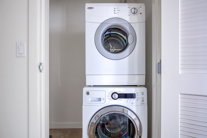 Building Photo - 10349 NE 10th St