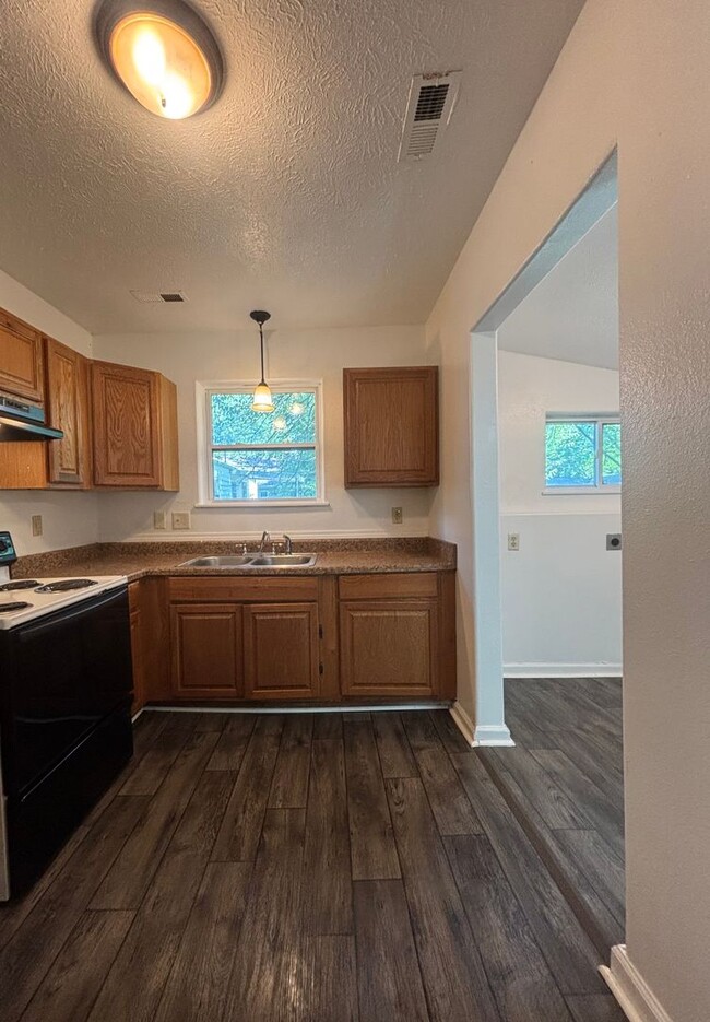 Building Photo - 3 Bedroom house in Southeast Springfield