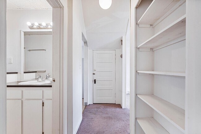 Building Photo - Charming 1-bdrm/1-bath in 1900s Victorian triplex—Prime location, shared laundry & yard