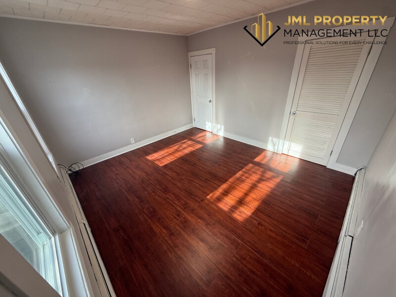 Building Photo - 834 Eastern Ave