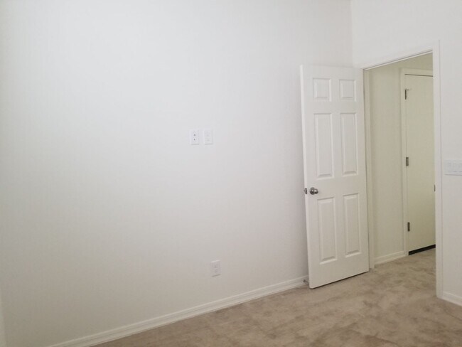 Building Photo - Great Home in Gated Community